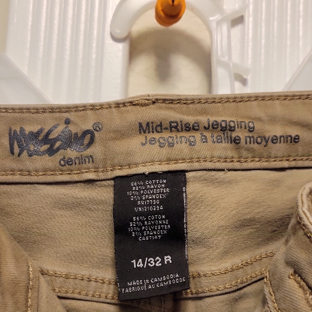 Mossimo Mid-Rise Jegging in Tan
